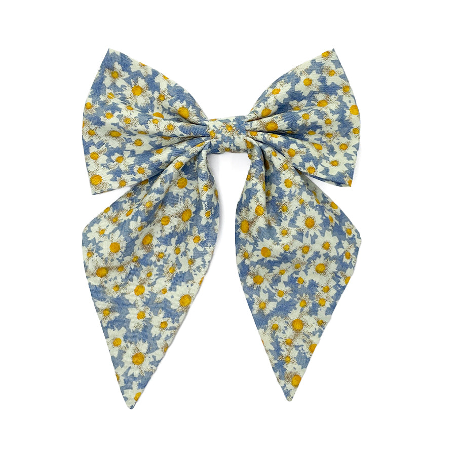 Daisy Delight Bow Tie with yellow and white daisies.