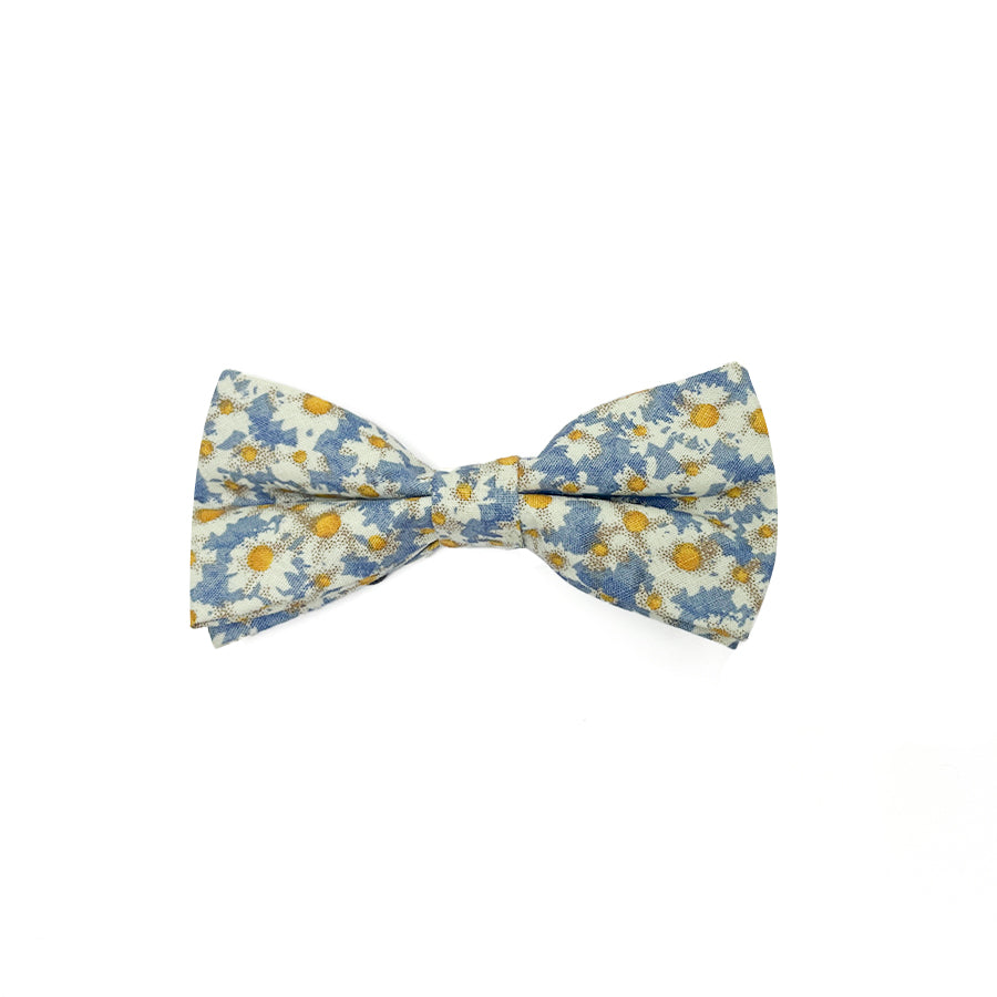 Daisy Delight kid's bow tie with a daisy pattern.